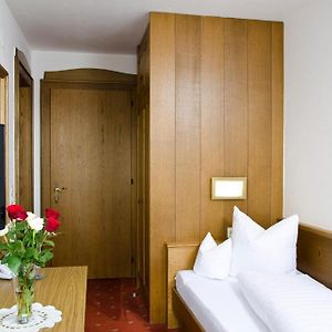 Zimmer mit Kingsize-Bett